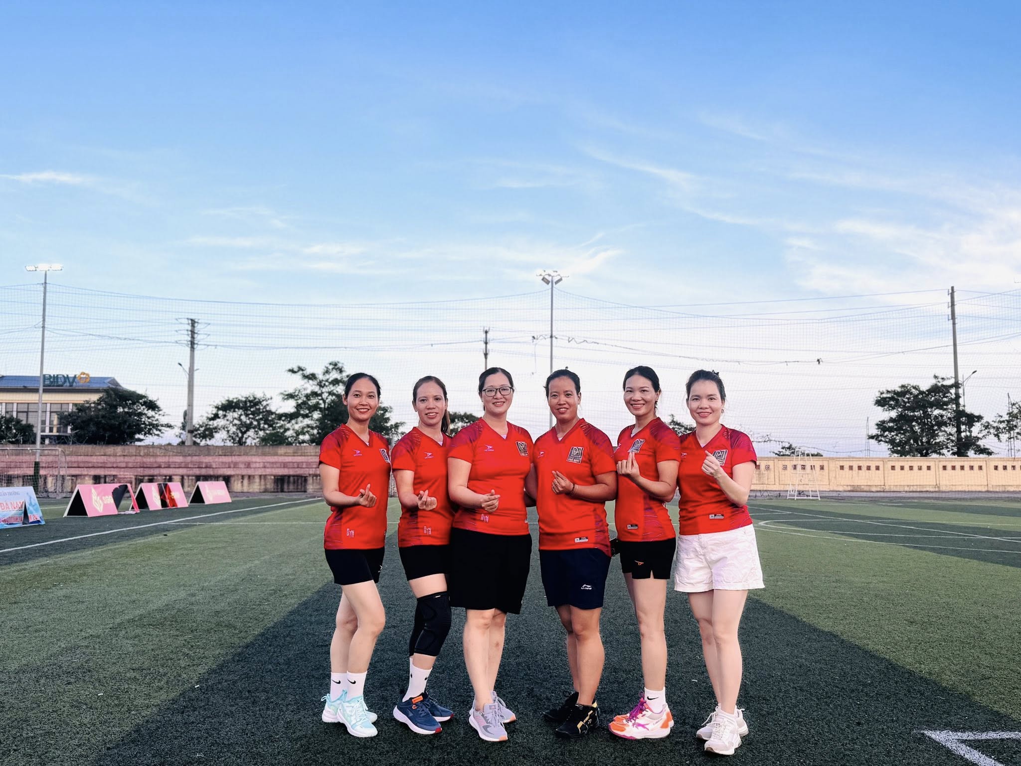 Giao hữu bóng đá, bóng chuyền với Thầy cô nhầ trường